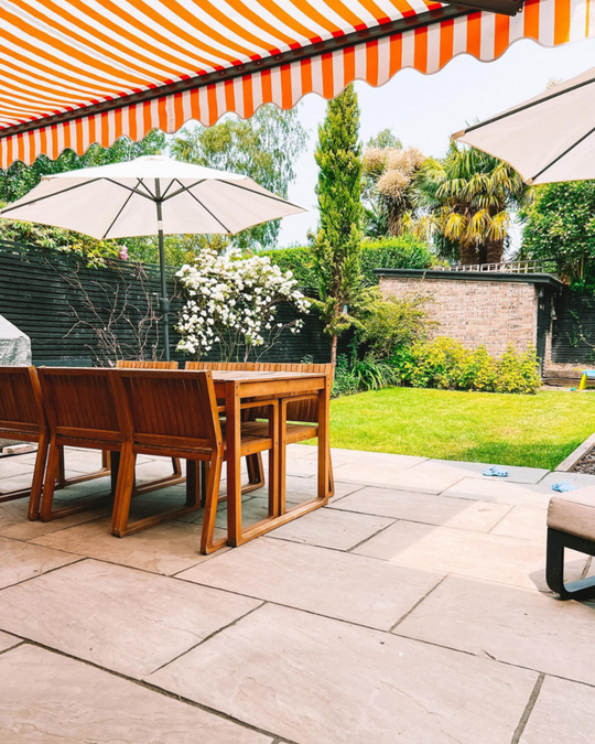 07/08/2024 8 Seater Acacia Wood Garden Dining Set with Grey Cushions Sassari